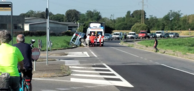 Finisce con l’auto fuori strada, ferito un 26enne