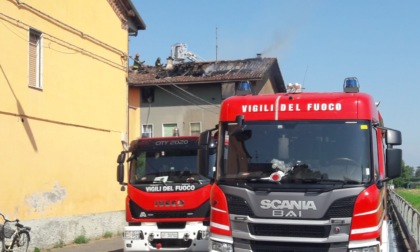 Tetto in fiamme a Misano, chiusa via Martiri della Libertà