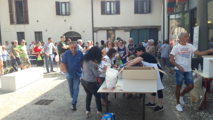 Pane e ceci in piazza per tutti: Arzago sfida l’afa per una tradizione che risale al Seicento