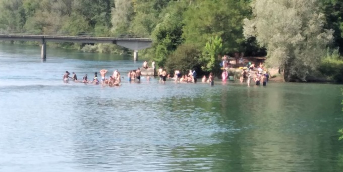 La colonnina di mercurio sale, tutti all’Adda per un bagno… proibito