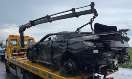 Perde il controllo del "bolide" e si schianta contro il muro del caseificio