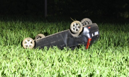 Si ribalta con l'auto in via Bergamo, muore un 23enne