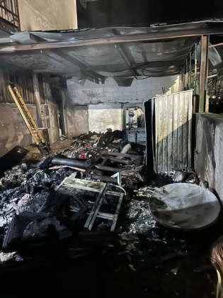 A fuoco una tettoia: due auto distrutte e un uomo intossicato