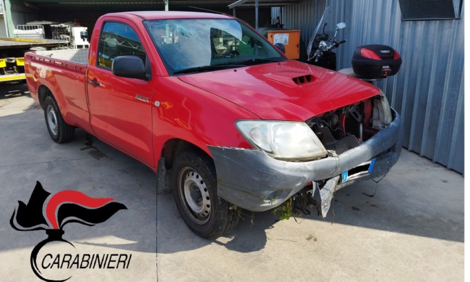Intercettati su un pick-up rubato, scatta l’inseguimento ma riescono a dileguarsi nel buio