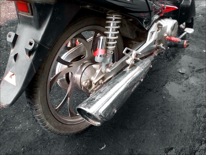 La (sacrosanta) guerra di Bergamo alle marmitte rumorose degli scooter