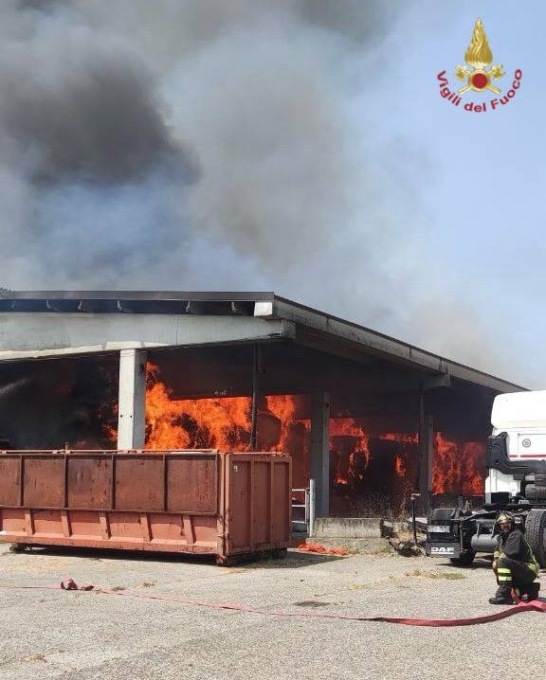 Fiamme in un’azienda agricola della Bassa