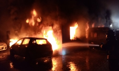 Scoppia l'incendio in una rivendita di Barbata, decine di auto distrutte