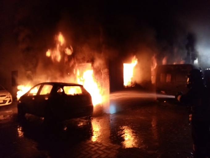 Scoppia l’incendio in una rivendita di Barbata, decine di auto distrutte