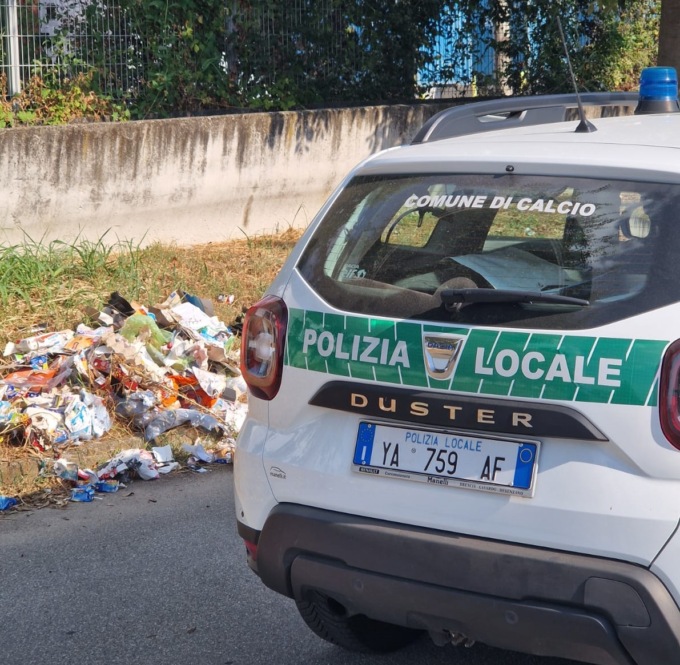 Abbandona rifiuti per strada: scatta la multa da 2500 euro