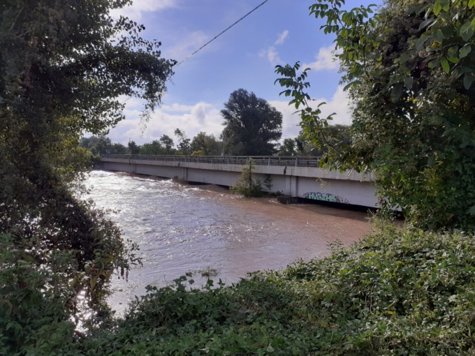 Serio in piena, chiuso il ponte sulla Statale 11 e varchi bloccati
