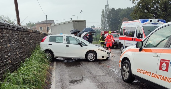 Schianto in via Torre, coinvolti diversi veicoli: arriva l’elisoccorso