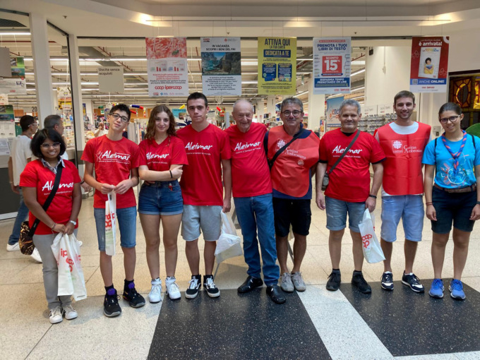 I volontari di Aleimar all’Ipercoop per “Una mano per la scuola”