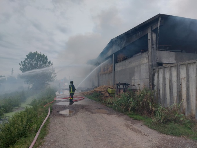 Grosso incendio tra Treviglio e Brignano,  in fiamme un’azienda agricola