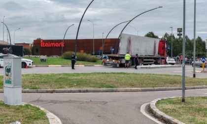 Treviglio, Tir  perde un'enorme lastra di cemento armato sulla rotonda