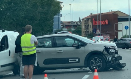 Scontro in viale Manzoni, traffico bloccato