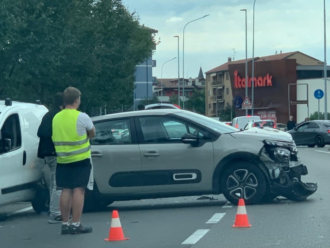 Scontro in viale Manzoni, traffico bloccato