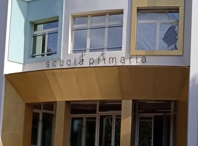Via il nome dell’aviatore fascista dalla facciata della scuola: è polemica