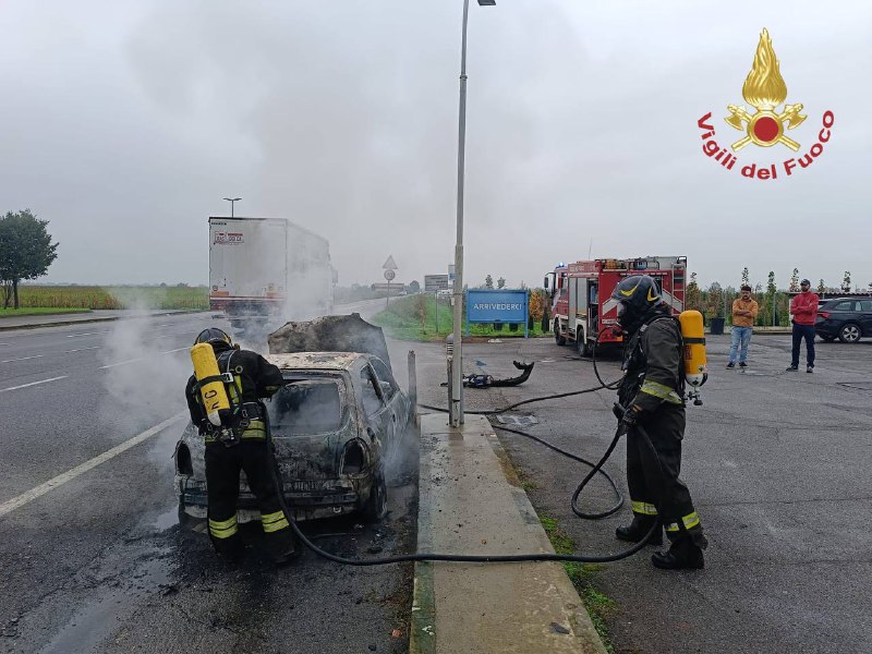 Martinengo auto in fiamme