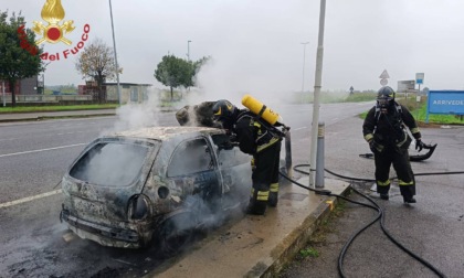 Auto in fiamme sulla Soncinese, in azione i Vigili del fuoco