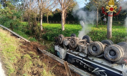 Perde il controllo del camion e si ribalta nella roggia lungo la Soncinese