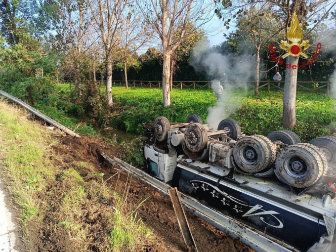 Perde il controllo del camion e si ribalta nella roggia lungo la Soncinese