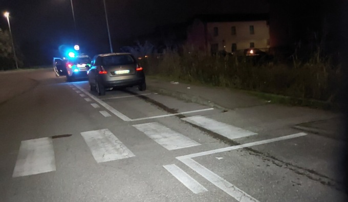 Perde gasolio dall’auto per due chilometri: multato per 42 euro