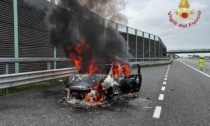 Auto in fiamme sull'autostrada Brebemi