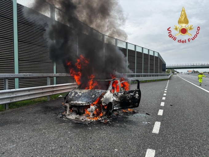 Auto in fiamme sull’autostrada Brebemi