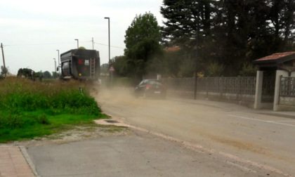 I mezzi agricoli sporcano la strada, polemiche dai residenti