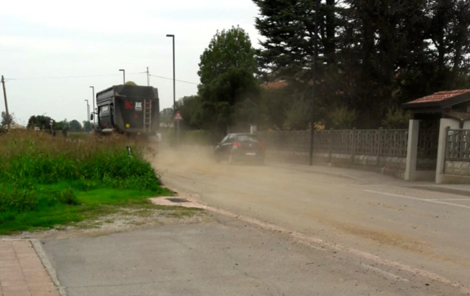 I mezzi agricoli sporcano la strada, polemiche dai residenti