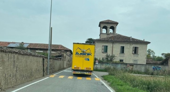 Badalasco: nonostante i divieti, i mezzi pesanti attraversano ancora la località farese