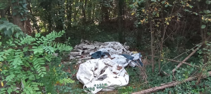 Una discarica abusiva d’amianto ai confini del paese