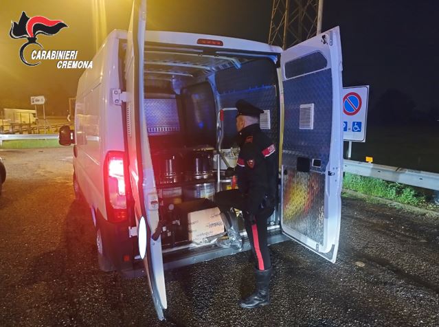 Carabinieri in borghese all’inseguimento di due furgoni rubati, fermato un 32enne