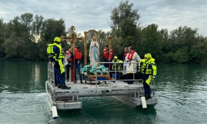 La Madonna del Rosario percorre l'Adda sulla barca dei volontari