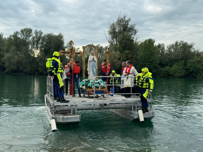 La Madonna del Rosario percorre l’Adda sulla barca dei volontari