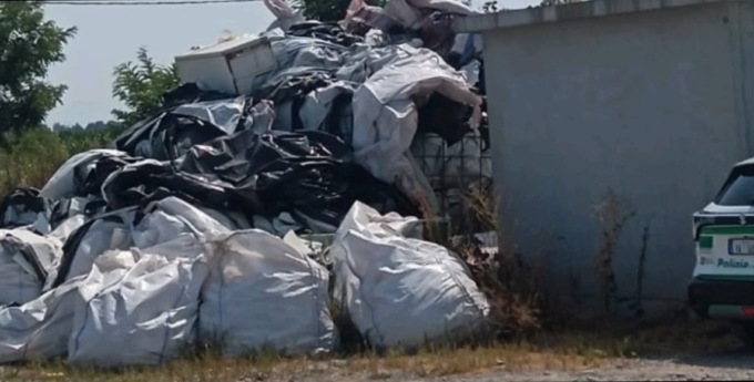 Abbandona 23mila kg di rifiuti, denunciato imprenditore di Romano