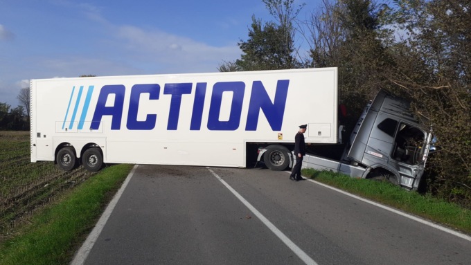 Tir di traverso blocca la Provinciale dell’Adda