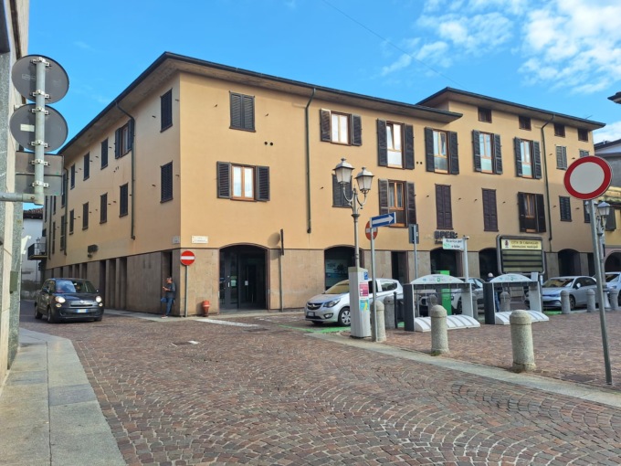 Sale su un’auto in pieno centro e tenta di rapinare la passeggera: arrestato