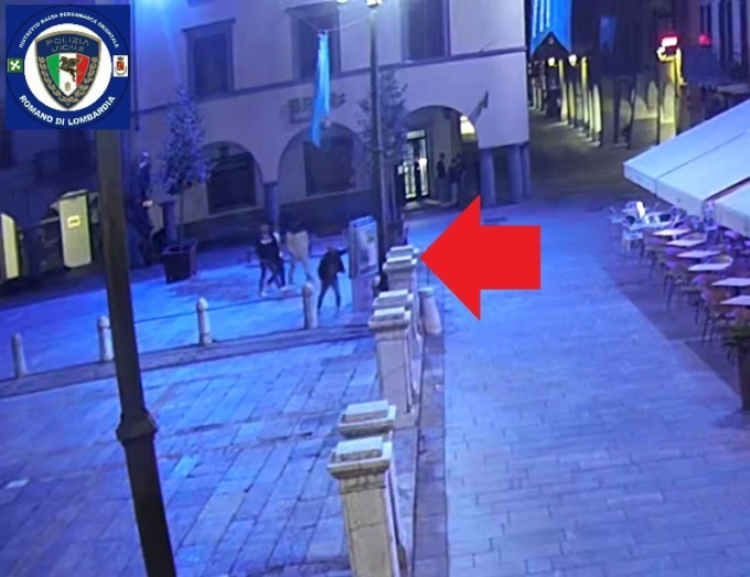 Devasta le piante e una bacheca comunale: beccato dalla videosorveglianza