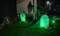 Tombe, scheletri e fantasmi nel giardino di Halloween