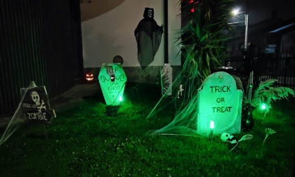 Tombe, scheletri e fantasmi nel giardino di Halloween