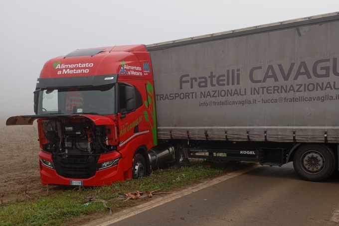 Camionista si accorge tardi del divieto ed esce di strada: traffico interrotto per tre ore