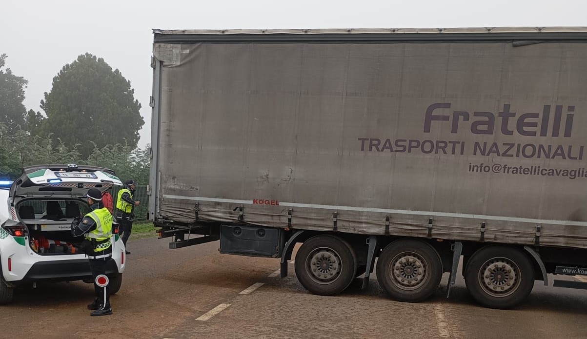 Caravaggio Camion fuori strada, traffico in tilt