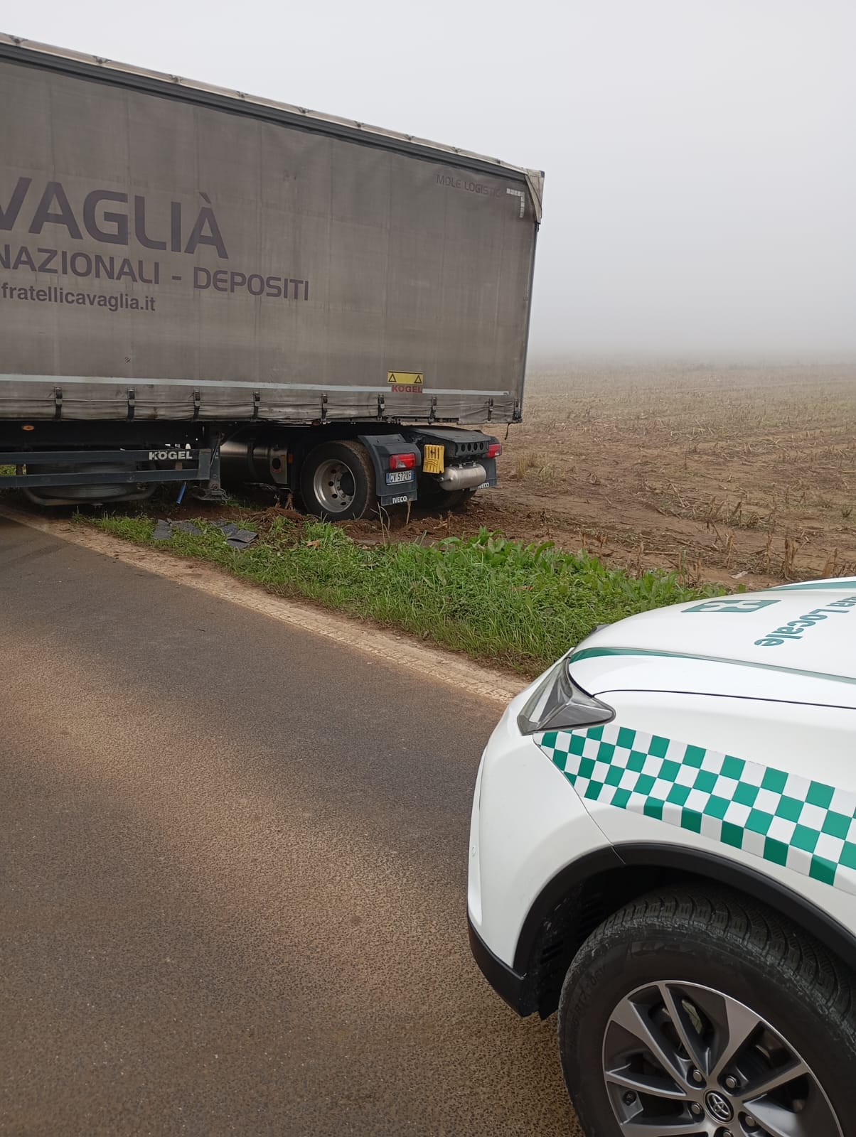 Caravaggio Camion fuori strada, traffico in tilt