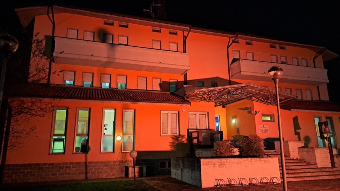La caserma di Treviglio si tinge d’arancio per dire “no” alla violenza sulle donne