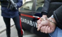 Ruba detersivi in una cantina: fermato da un condomino e arrestato dai carabinieri