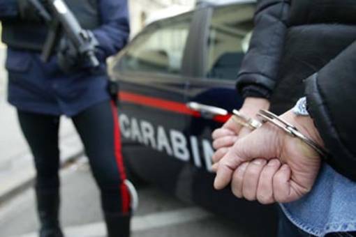 Ruba detersivi in una cantina: fermato da un condomino e arrestato dai carabinieri
