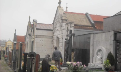 Ondata di furti al cimitero comunale, minoranze chiedono le telecamere