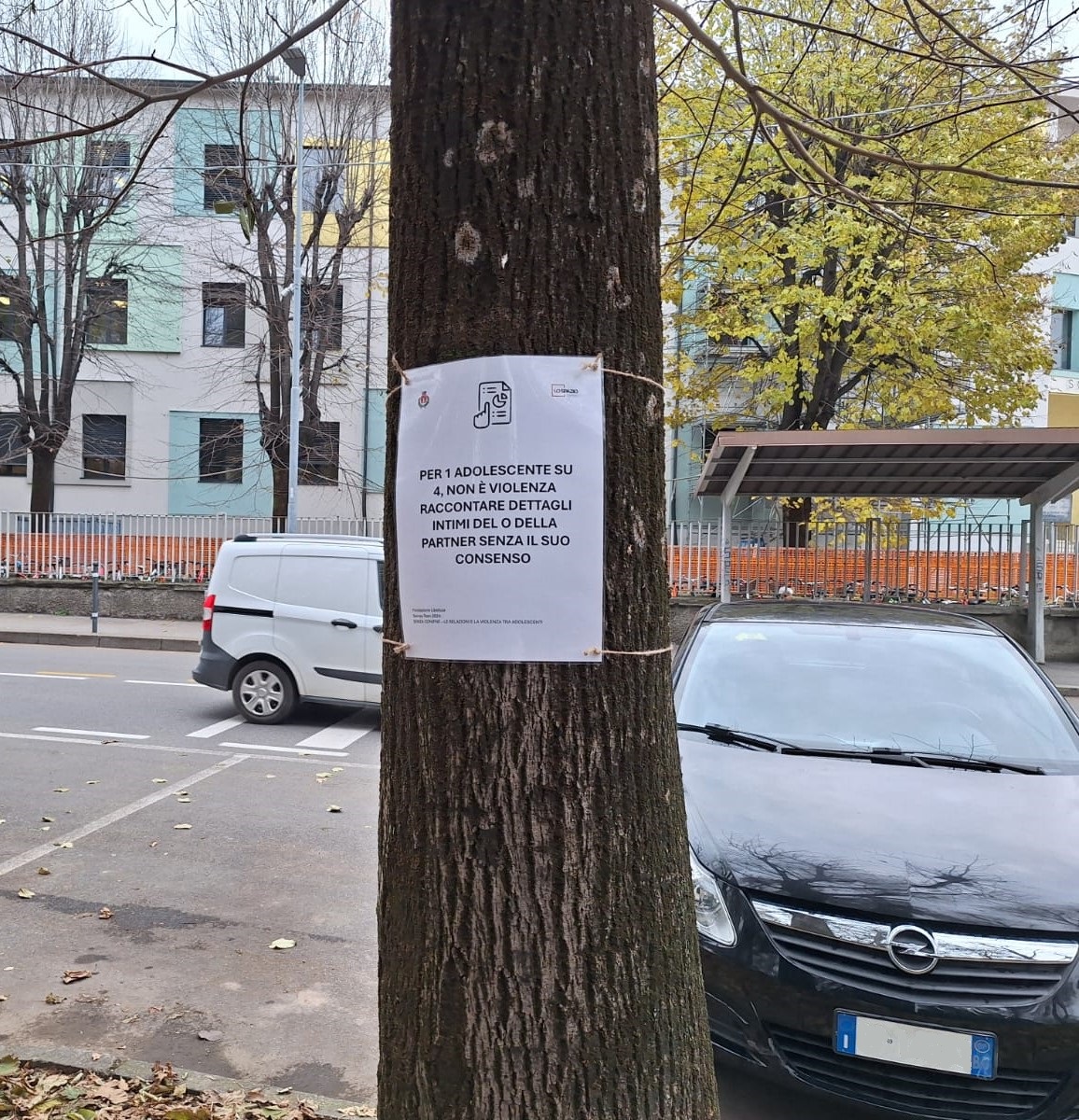 Cologno al Serio Il centro giovanile Lo Spazio affigge cartelli contro la violenza sulle donne per il 25 novembre