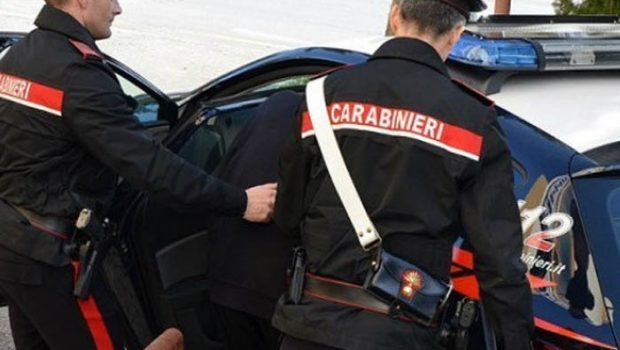 Dipendente comunale arrestata per stalking: perseguitava i suoi genitori